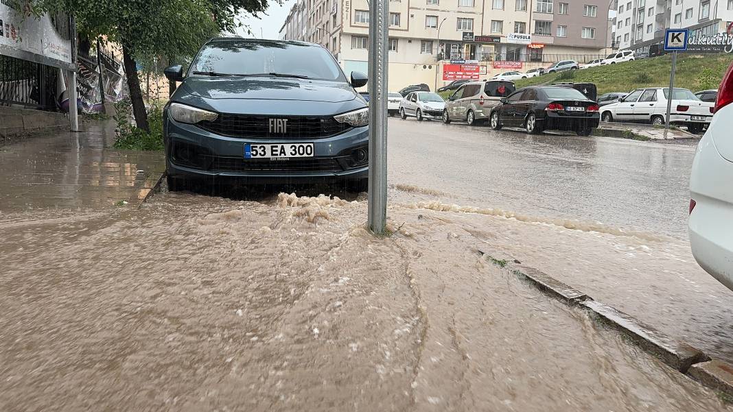 Erzurum'u sağanak vurdu! Evleri su bastı araçlar yolda mahsur kaldı 5